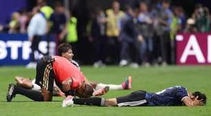 Por que árbitro "amuleto da sorte de Messi" se ajoelhou após vitória da Argentina?