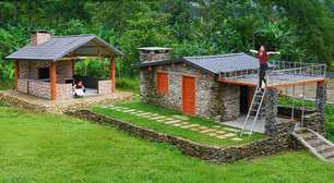 Jovem usa cimento e ferramentas simples na construção de uma casa inteira sozinha em apenas 60 dias