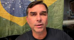 Flávio Bolsonaro chama Lula de 'Biden brasileiro' e o culpa por novo tarifaço: 'Se tornou um perigo'