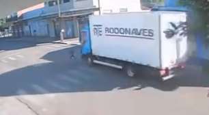 Criança em bicicleta escapa por pouco de atropelamento por caminhão no interior do Paraná