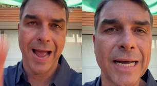 Com 'tapas' na câmera, Flávio Bolsonaro volta a culpar Lula por tarifas: 'Tanto provocou que conseguiu'
