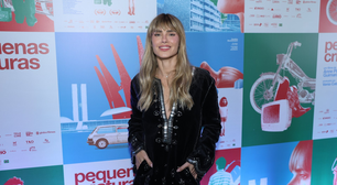 Carolina Dieckmmann mostra ar fashion do veludo na pré-estreia do filme 'Pequenas Criaturas'