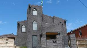 Pai usa as próprias mãos para erguer um castelo medieval para o filho apaixonado por jogos de guerra