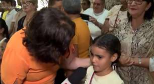 Menina surpreende repórter da Globo ao vivo ao chorar e falar da mãe falecida: 'Eu quero muito ter uma'