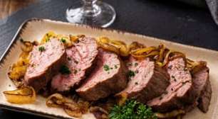 Rosbife acebolado tradicional no forno: macio e suculento