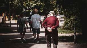Psicologia explica por que algumas pessoas caminham com as mãos para trás e o motivo vai além do conforto