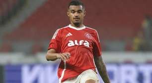 Internacional afasta Clayton Sampaio e busca negociar zagueiro