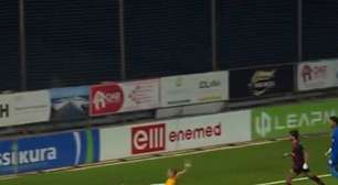 Vídeo: brasileiro comete pênalti polêmico em jogo na Liga Conferência