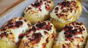 Batata recheada no forno com queijo derretido e bacon crocante, uma refeição completa