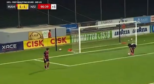 Brasileiro pega a bola com a mão pensando ter tiro de meta e vê time ser eliminado na Conference League