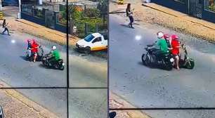 Câmera registra motociclistas escapando de acidente por centímetros no interior de Minas Gerais