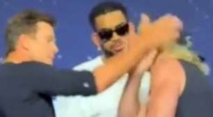 VÍDEO: Lenda da NFL, Tom Brady dá tapa na cara de irmão de Jake Paul e astro da WWE em festival