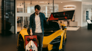 Podemos não ter uma McLaren ou uma Ferrari em casa, mas, graças a este cavalheiro, podemos construir esculturas de papel de carros lendários