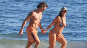 Mari Saad exibe barriga de grávida na praia e troca beijos apaixonados com Rômulo Arantes Neto. Veja fotos do casal!
