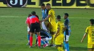 Amuzu, do Grêmio, deixa estádio de ambulância após protocolo de concussão