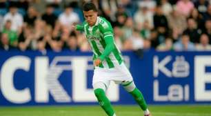 A caminho do Vasco, Deossa marca em amistoso do Betis (ESP)