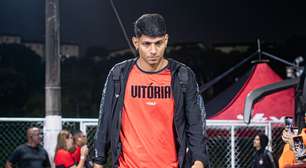 Zé Vitor tranquiliza torcida após deixar campo lesionado: "Não foi nada grave"