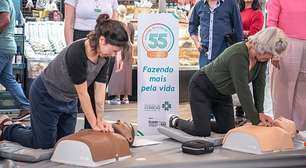 Parada cardíaca no centro: Ação no Mercado Público ensina população a salvar vidas em Porto Alegre