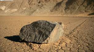 O mistério das pedras que andam sozinhas no deserto algumas com mais de 300 quilos