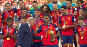 'Trump é muito narcisista': presidente dos EUA entrega taça de campeã da Copa do Mundo para a Espanha, dá um jeito de aparecer na foto oficial e viraliza
