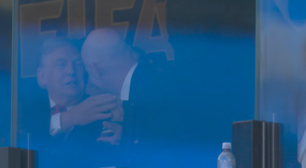 Ronaldo leva taça para Trump em camarote de final da Copa do Mundo
