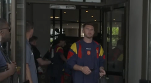 Jogadores da Espanha passam por detector de metais na saída do hotel