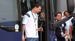 Porta de ônibus da Argentina emperra, e web brinca: 'Sinal que vai dar ruim'