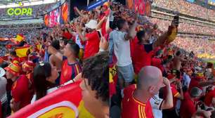 Abraços, emoção: a festa dos torcedores espanhóis no estádio após o título da Copa do Mundo