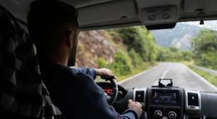 Confira 7 erros que os motoristas cometem ao dirigir colado em caminhões