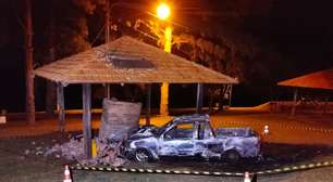 Carro pega fogo após colidir contra quiosque em Entre Rios do Sul