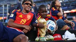 Lamine Yamal e irmão de 3 anos viralizam com cena emocionante na final da Copa; assista ao vídeo
