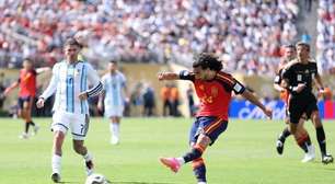 Cucurella pede ideias para tatuar rosto do técnico da Espanha: "Tem que ser visível"