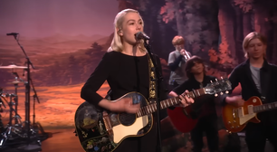 Quem é aquele cara cantando 'Lost Boys' com Phoebe Bridgers?