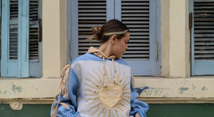 Prata no pé: o novo Converse na cor 'celeste argentino' com detalhes metalizados é o tênis elegante com cara de milionária que promete rejuvenescer seus looks em 2026