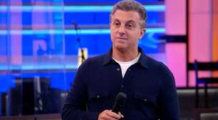 No 'Domingão', famoso diz ser filho de Luciano Huck: 'Achei uma foto'