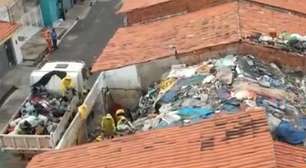 Lixo até o telhado: prefeitura retira mais de 40 toneladas de resíduos em casa de acumulador