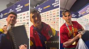 O que tinha na 'caixa secreta' carregada por espanhóis após vitória na Copa do Mundo?