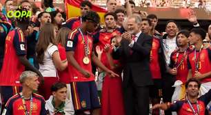 Rei da Espanha ergue a taça e entra na festa dos jogadores após título da Copa do Mundo