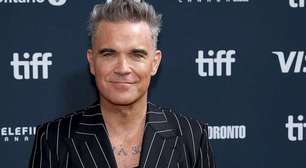 Robbie Williams fala sobre rumores de "substância branca" ter caído de sua boca durante entrevista
