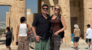 Com Edu Guedes, Ana Hickmann viaja para Grécia e aposta em marrom e calça cargo