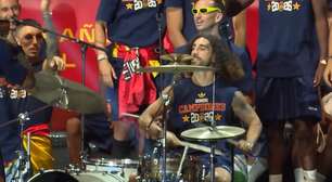 Vídeo: na bateria, Cucurella anima torcedores em festa do título da Espanha