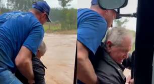 Vídeo mostra resgate de homem após carro ficar submerso em enchente no Rio Grande do Sul