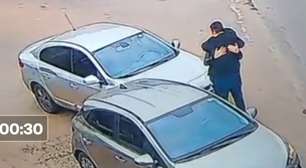 Motoristas se abraçam após batida de carro e atitude surpreende: 'Lição de respeito e humanidade'