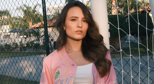 Larissa Manoela tira look do básico com camisa da Rapunzel inspirada no uniforme de beisebol