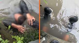 Vídeo: Adolescente tenta se esconder da polícia em esgoto mas é apreendido com arma e drogas em PE
