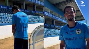 Expulso por urinar ao lado do banco de reservas, atacante faz pedido de desculpas bem-humorado