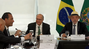 Em evento com Lula, CEO de conglomerado automotivo faz provocação após microfone falhar: 'Deve ser de origem asiática'