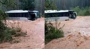 Sobe para 143 o número de cidades afetadas pelas chuvas no RS; vídeo mostra ônibus sendo arrastado por correnteza