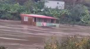 Vídeo registra casa sendo arrastada pela correnteza após forte enxurrada na Serra Gaúcha