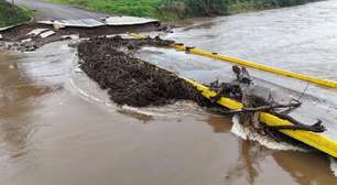 Ponte construída por moradores após enchente volta a ser destruída pela força da água em Feliz